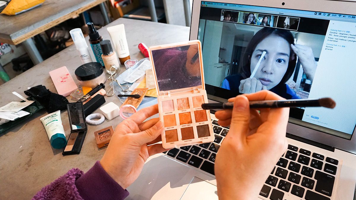 韓国メイクアップ中の私