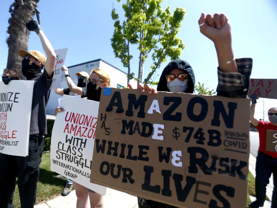 5月1日、カリフォルニア州ホーソーンで、コロナウイルス大流行に対するアマゾンの方針に抗議するアマゾンの従業員。