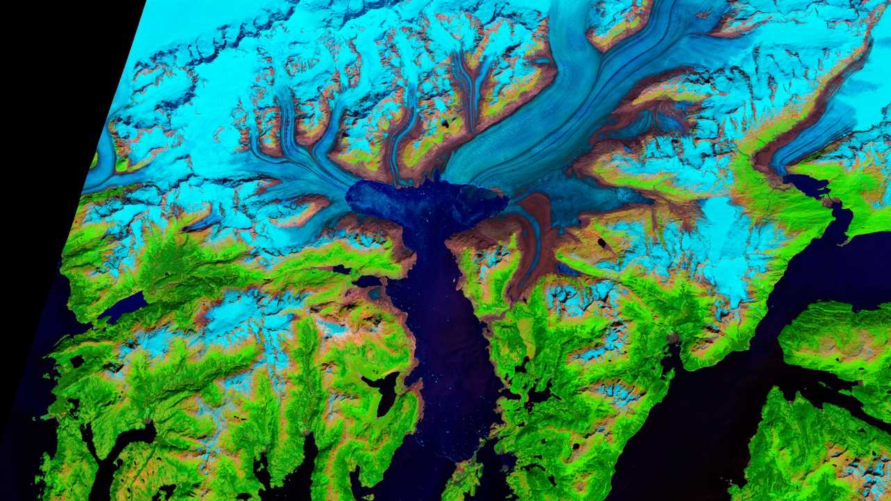 2014年7月2日、チュガッチ山地を通ってプリンス・ウィリアム湾へと下って行くコロンビア氷河。