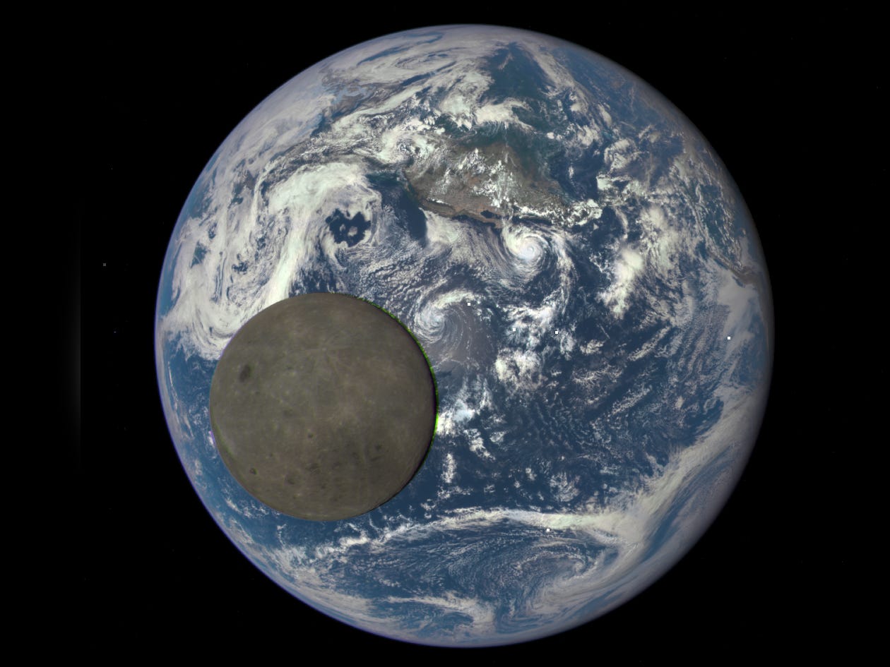 深淵宇宙気候観測衛星（DSCOVR）は、自身と地球の間を通過する月を撮影した。