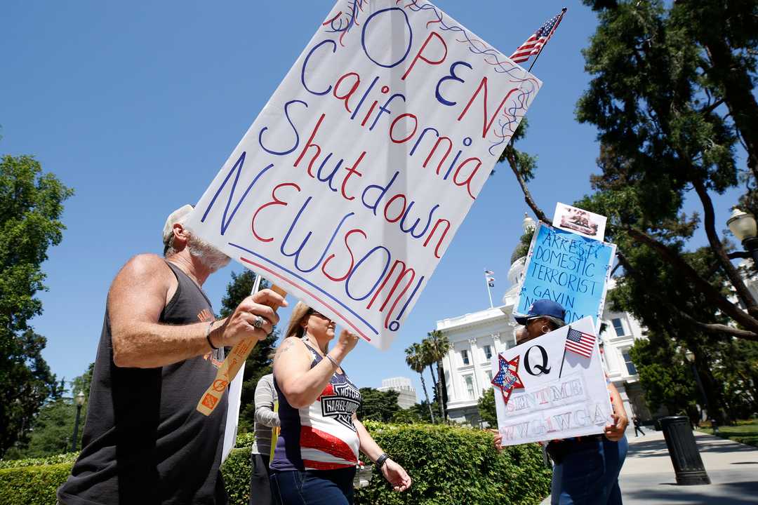 2020年5月1日、カリフォルニア州サクラメントで自宅待機命令の終了を要求する人々。