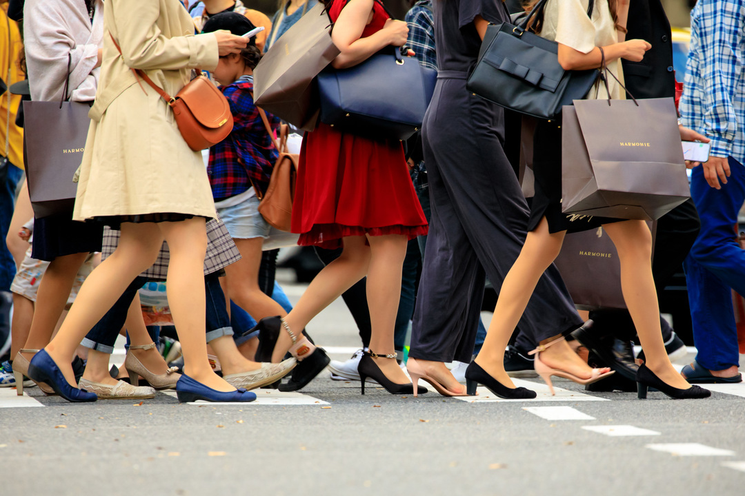 横断歩道を渡る人々