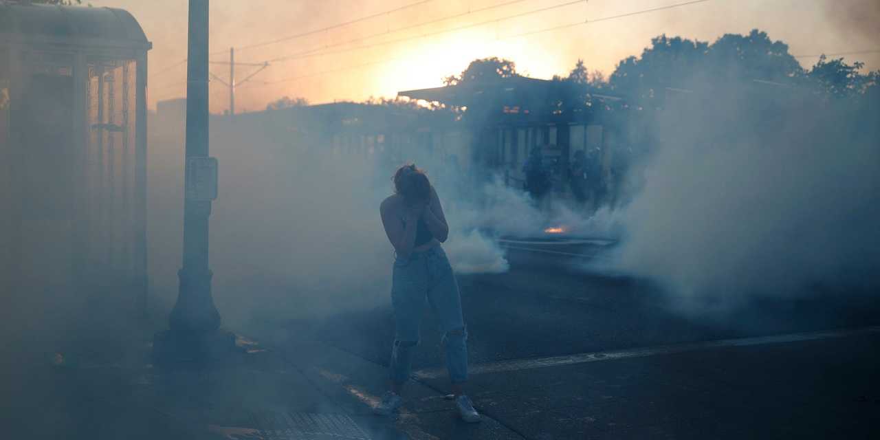 催涙ガスに包まれる女性