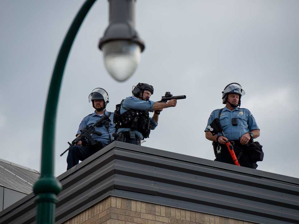 デモ隊を狙う警察官