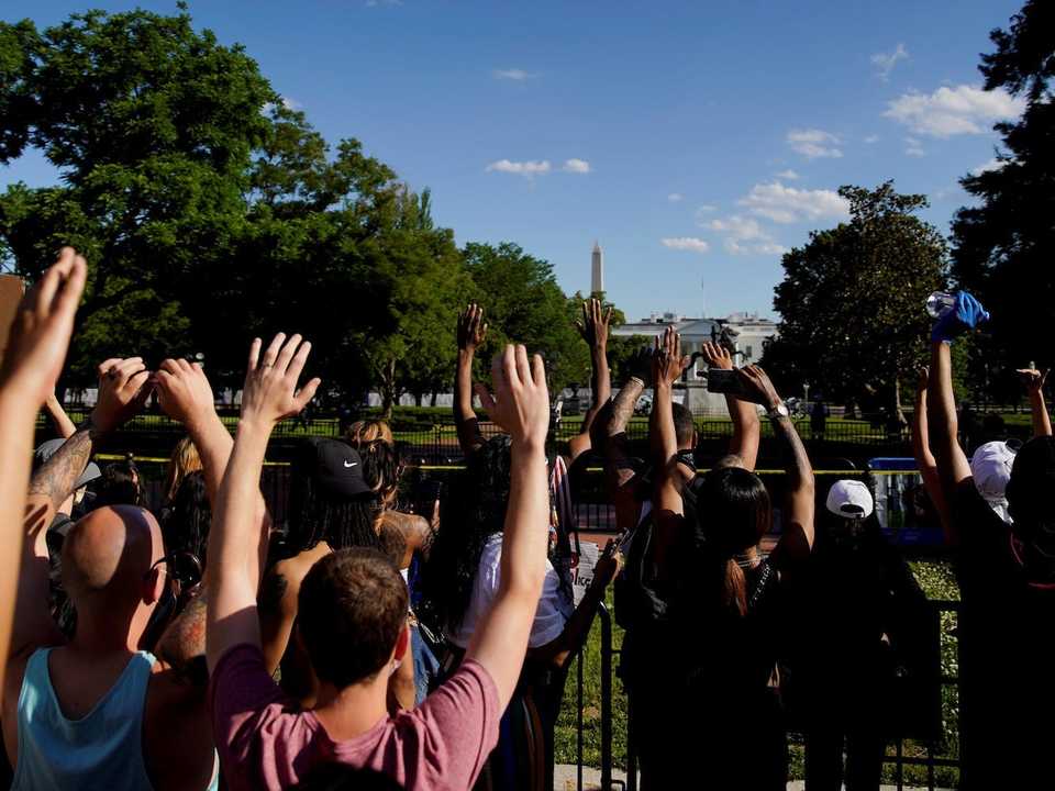 ホワイトハウス近くのデモ