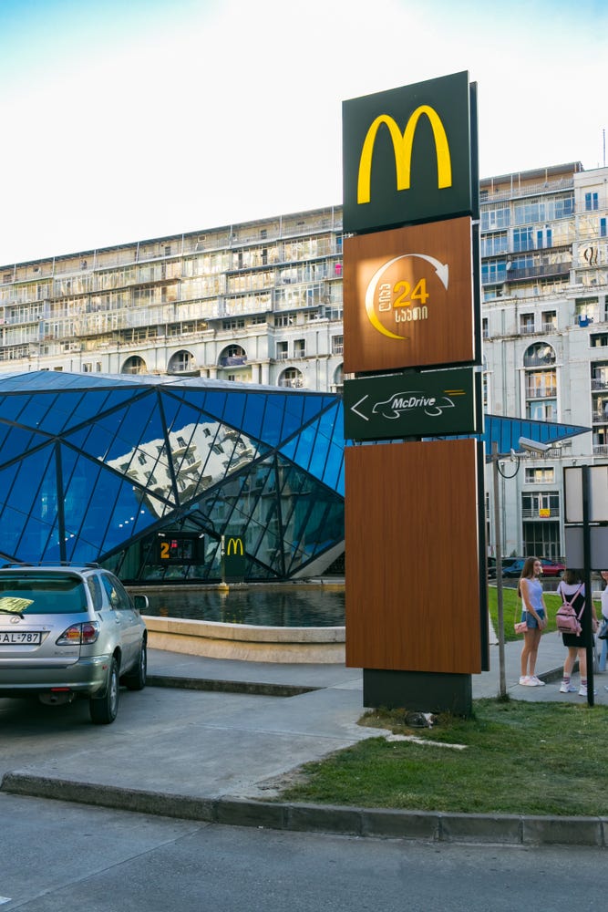 営業時間とドライブスルーを示す看板。