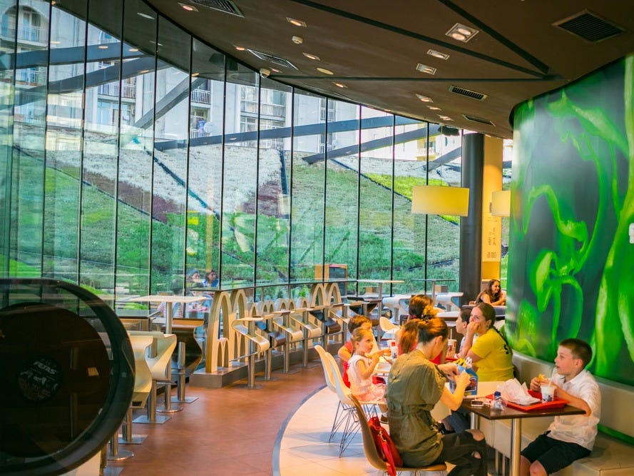 ガラス壁の向こうには、芝生が広がる。