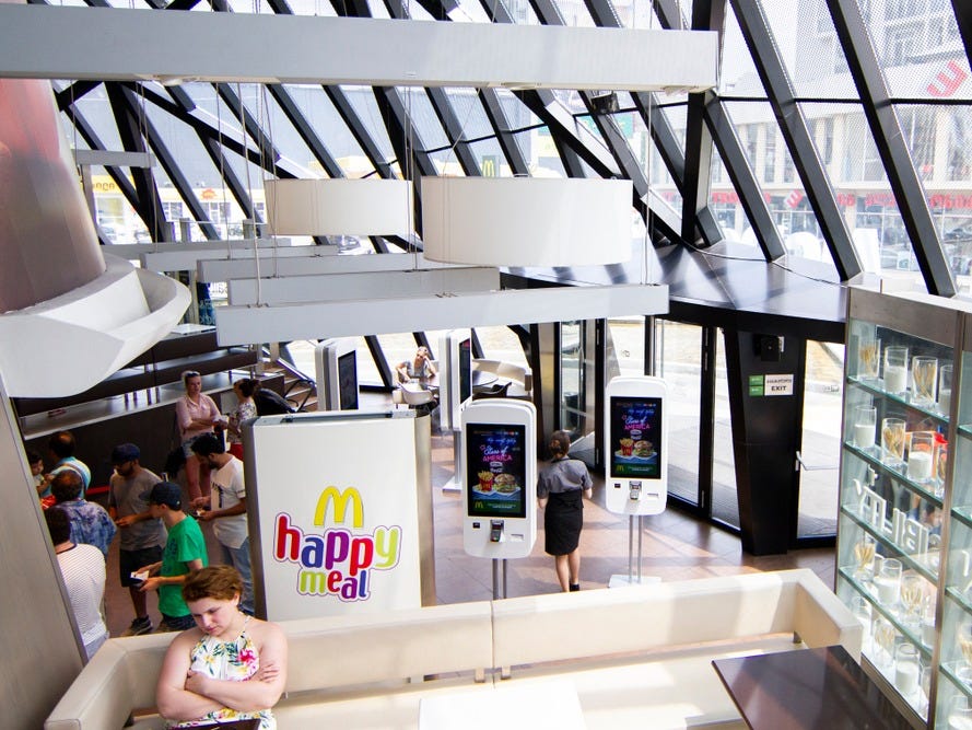 客席からレジを見下ろす。