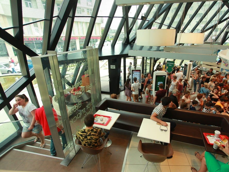 客席からレジを見下ろす。