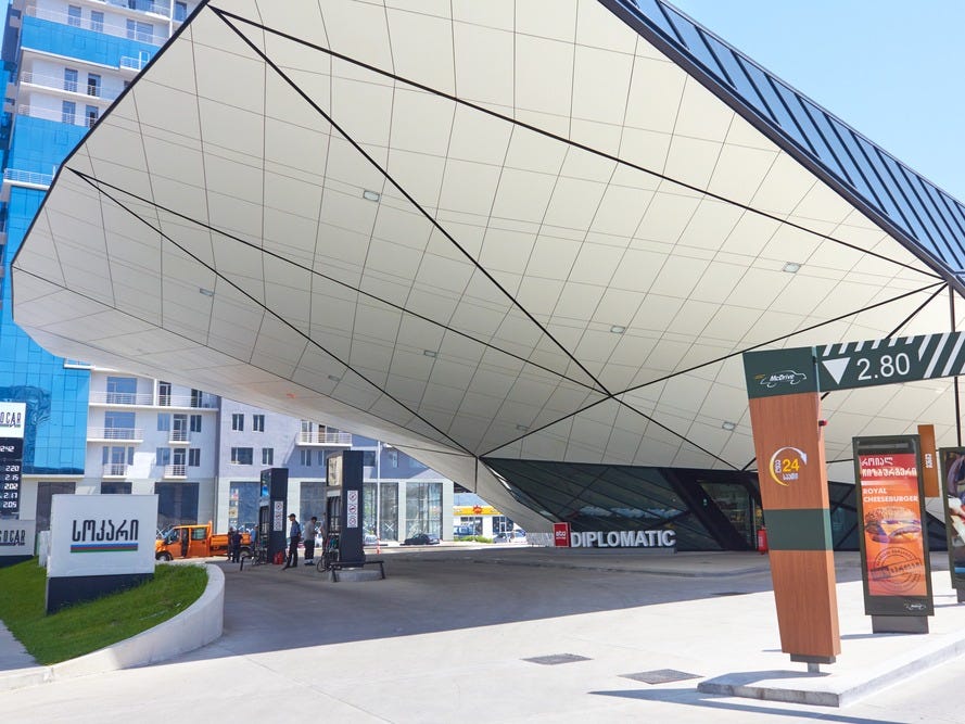 正面を進むとガソリンスタンド、その右側を進むとドライブスルーの入り口になる。