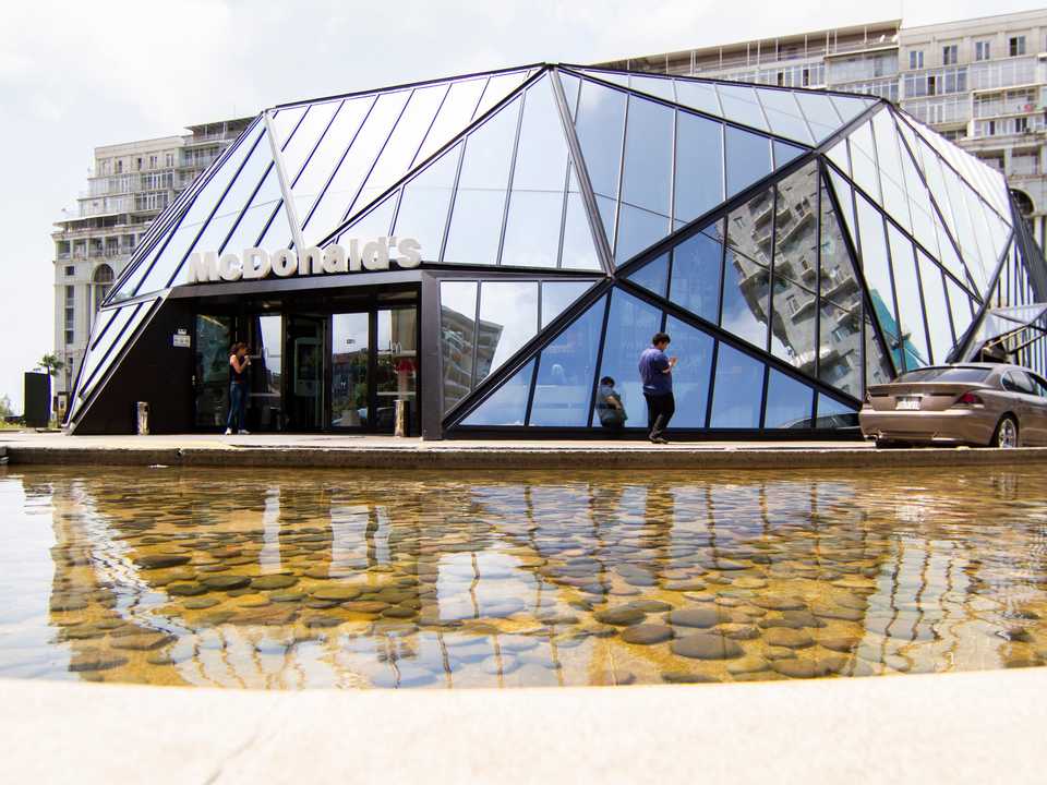 バトゥミにあるマクドナルドの外観。