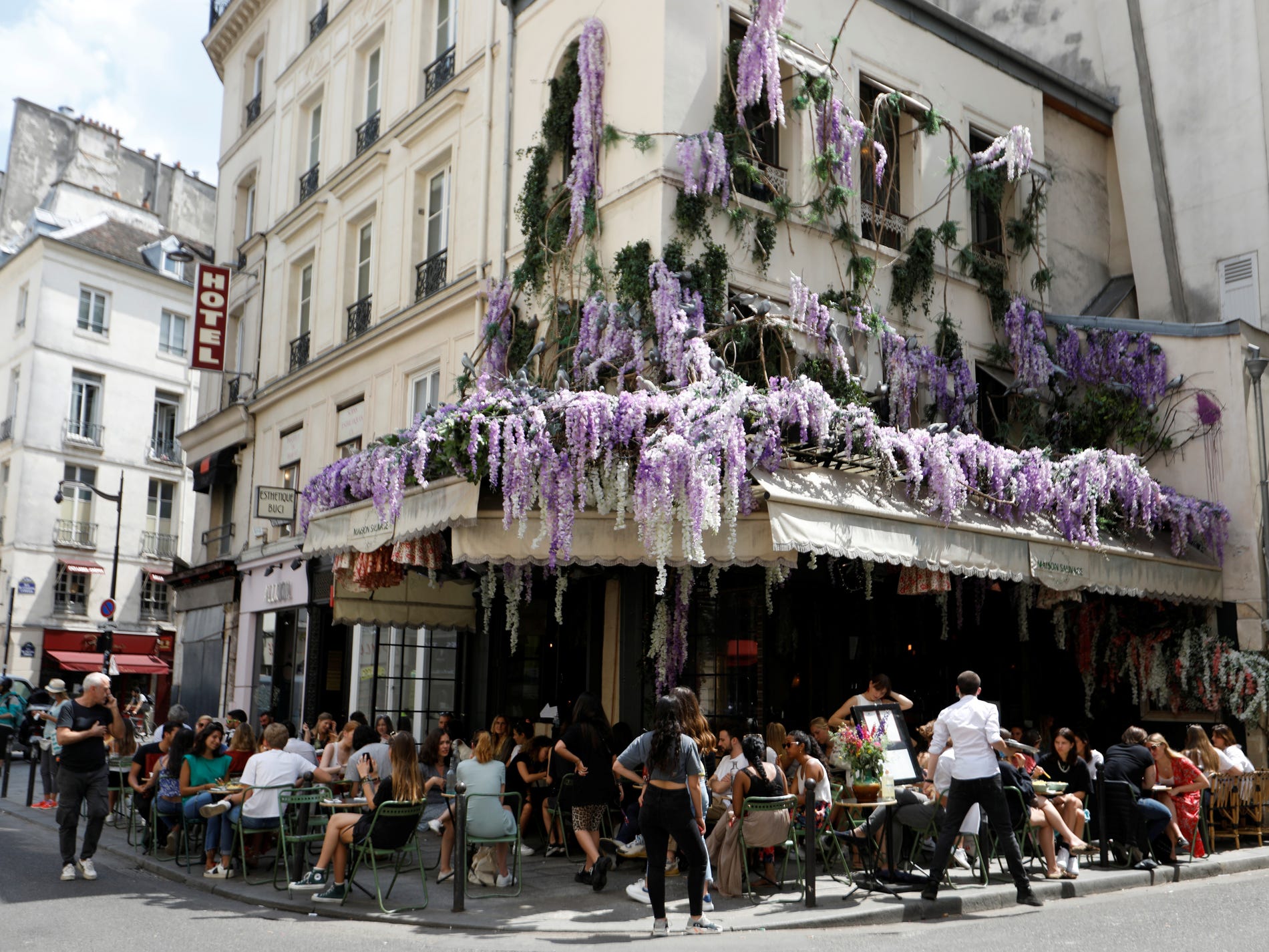 カフェやレストランも一部営業再開 人が戻ってきたパリの街をビフォーアフターの写真でチェック Business Insider Japan