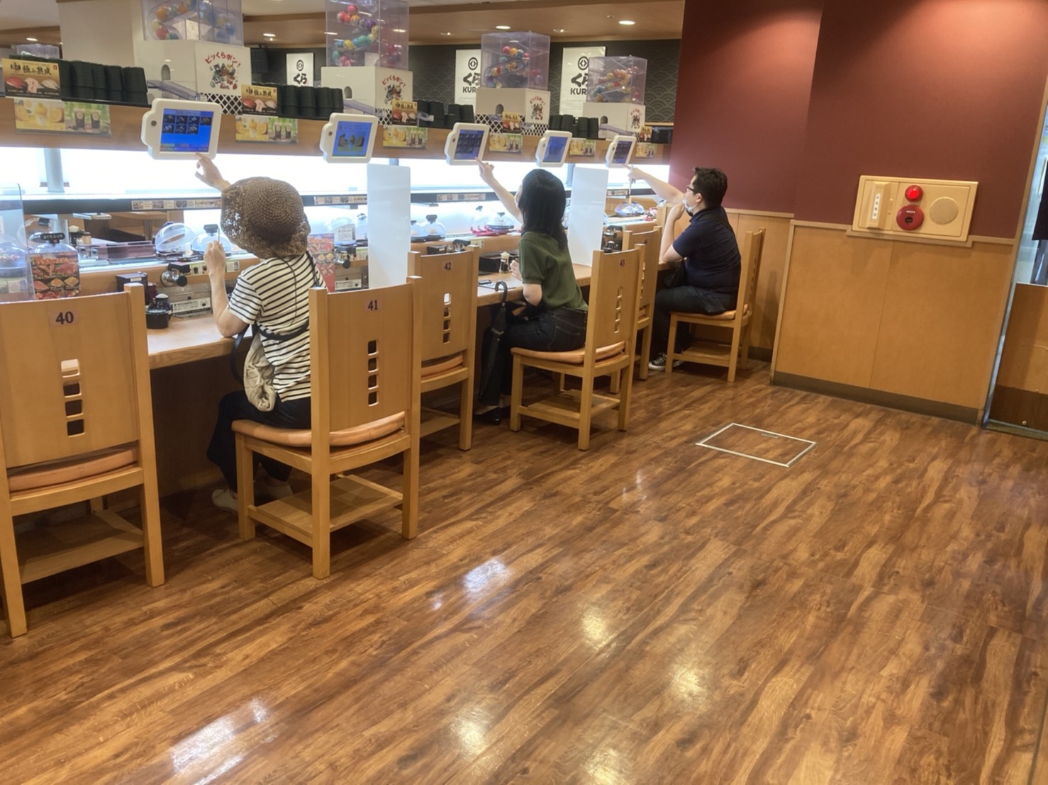 回転 寿司 一人 テーブル