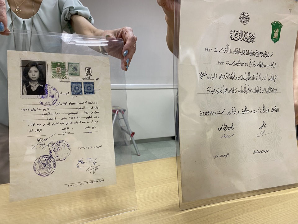 小池知事が公開したカイロ大学の卒業書類。