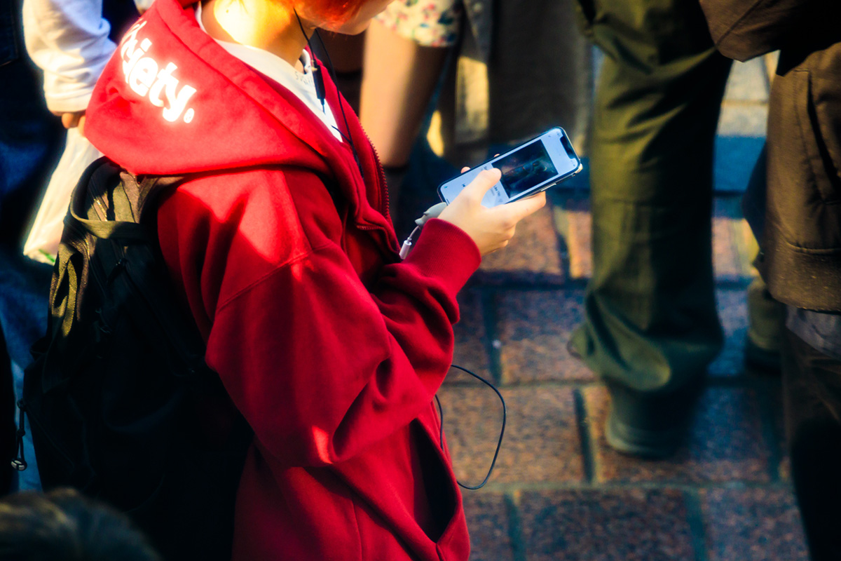 スマホを見ている人