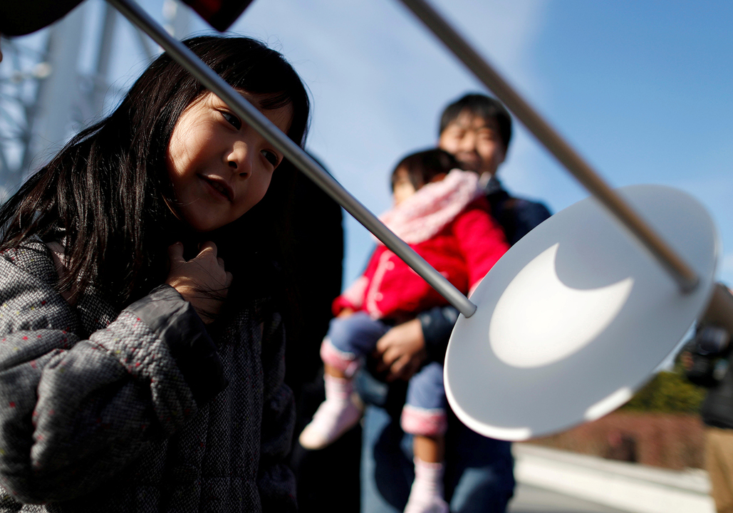 望遠鏡で見る日食