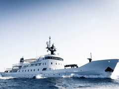 ロシアの軍艦を改造したスーパーヨットが販売中...その豪華な船内を見てみよう