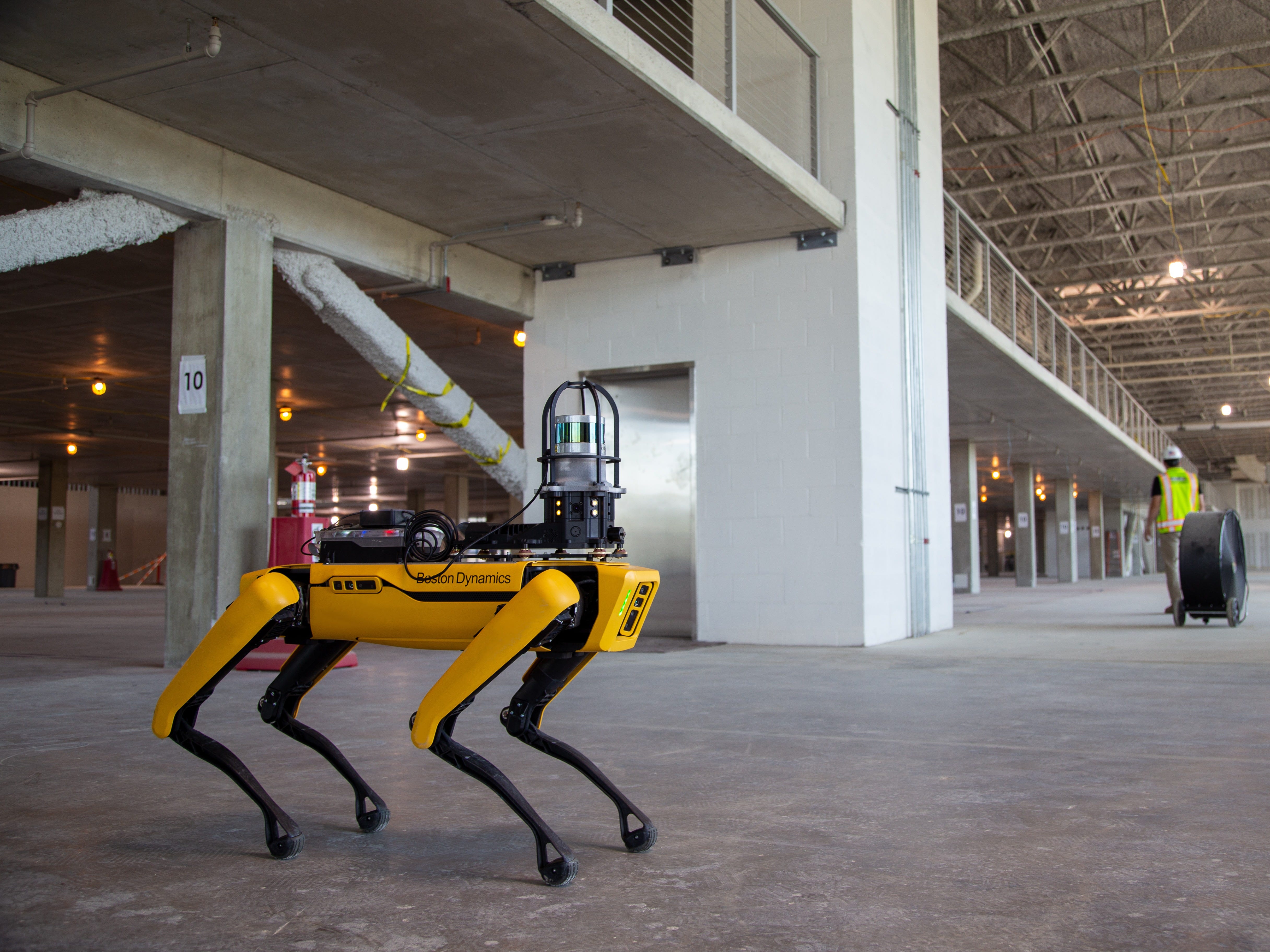 ボストン・ダイナミクスのAIロボット犬、800万円でついに一般販売開始