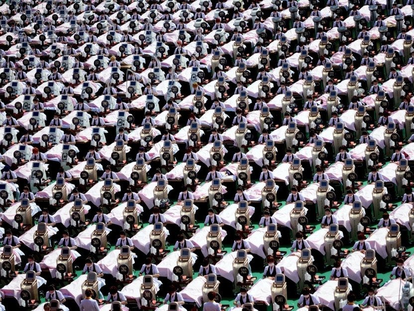 シンメトリーな集団。