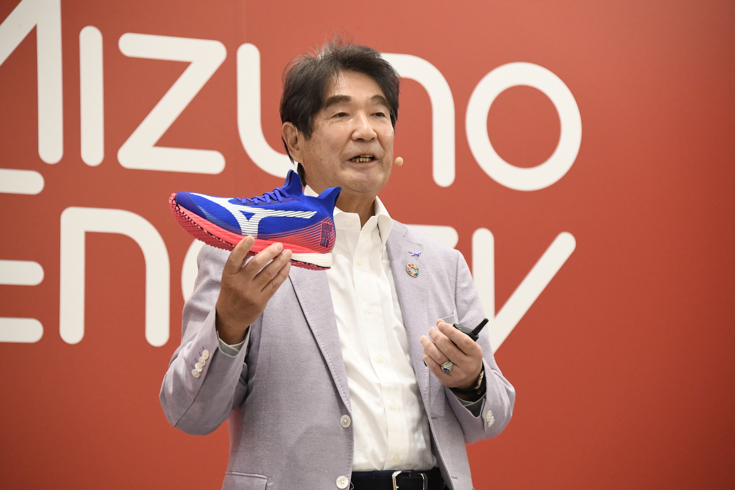 見た目がバブル！ ミズノの新作シューズ「THE MIZUNO ENERZY」松岡修造