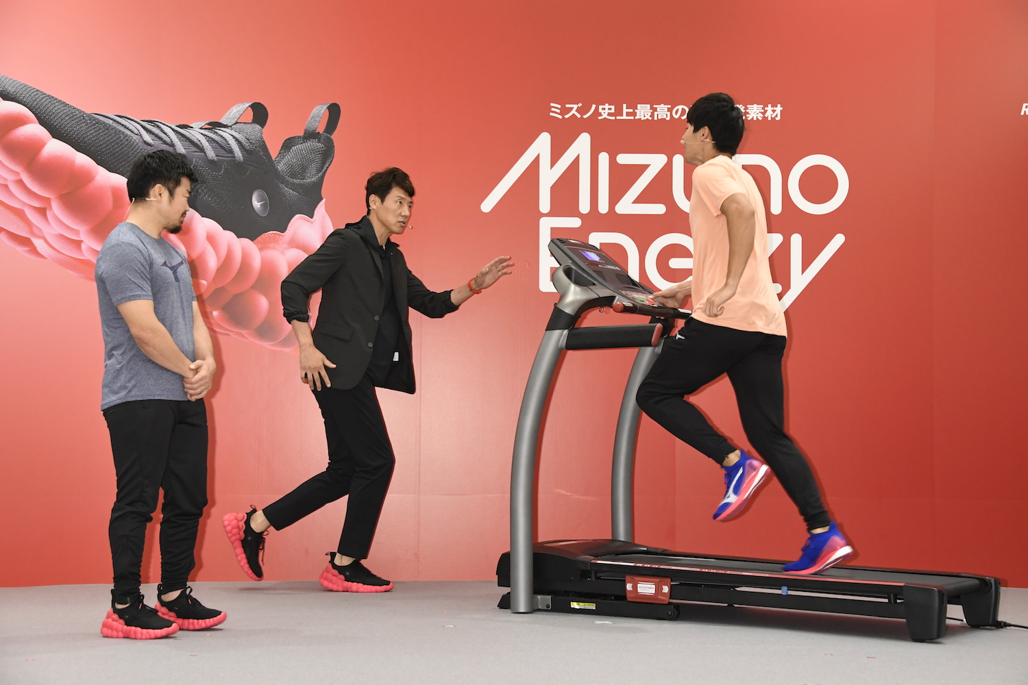 見た目がバブル！ ミズノの新作シューズ「THE MIZUNO ENERZY」松岡修造