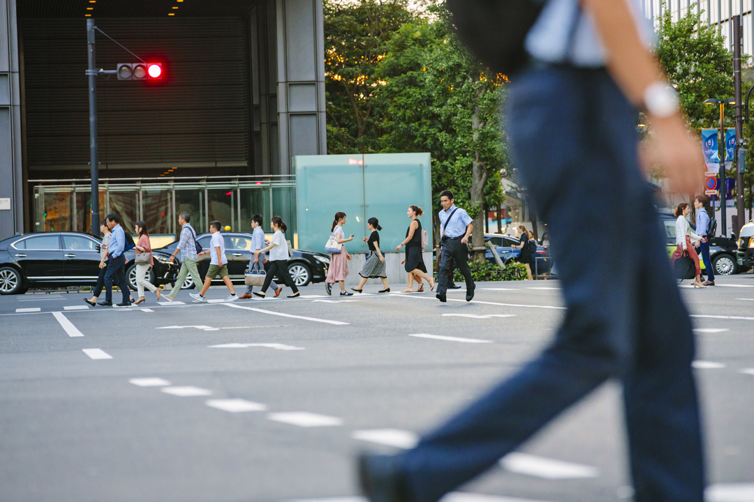 人がまばらな街の風景