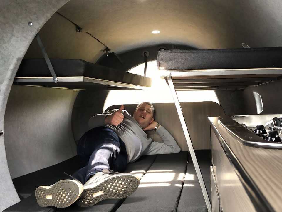 ベッドに横たわるジョーンズさん