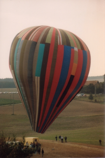 東ドイツ南部のペスネックに住んでいたヴェッツェル氏らは、西ドイツ・オーバーフランケン地方の街ナイラまで気球で飛んだ。