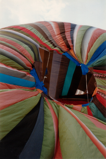 飛行直後、気球のてっぺんには穴が空いてしまった。