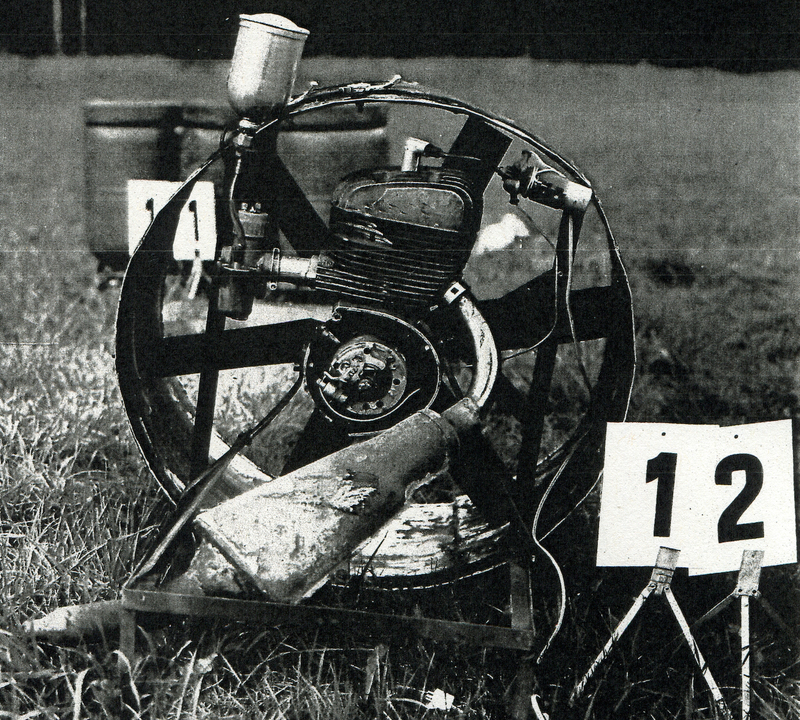 気球に空気を送り込むために用いたエンジン。プロペラが付いている。