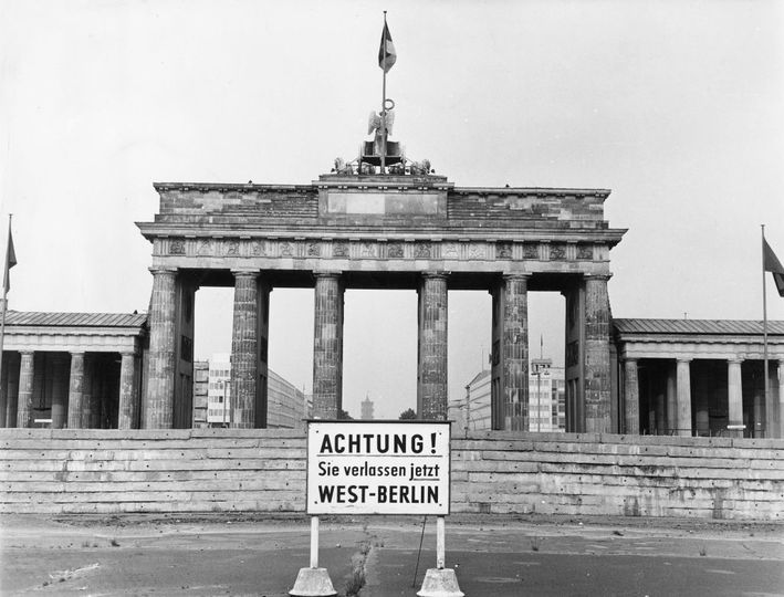 ベルリンの象徴「ブランデンブルク門」とベルリンの壁。東西ベルリンを隔てたこの壁は、2つのイデオロギーを隔てる障壁となった。