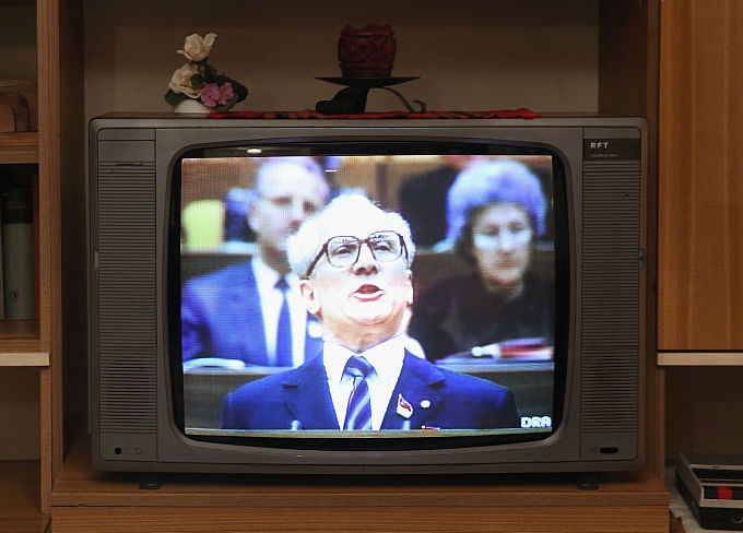 ホーネッカーは1971年から18年間にわたりSEDの第一書記を務めた。市民生活の向上を目指すも経済を破綻させた。東欧革命の流れに逆らい、治安対策など締め付けを強化したが、これが市民の抗議をまねいた。89年10月に失脚し、その直後に「ベルリンの壁」が崩壊した。