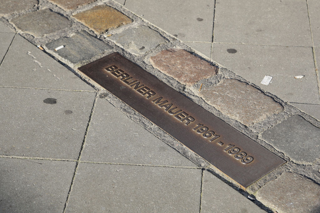 「ベルリンの壁」の跡。壁が存在したのは1961年8月13日から1989年11月9日までの1万316日間。2018年2月7日に、崩壊後の期間が存在期間を上回った。