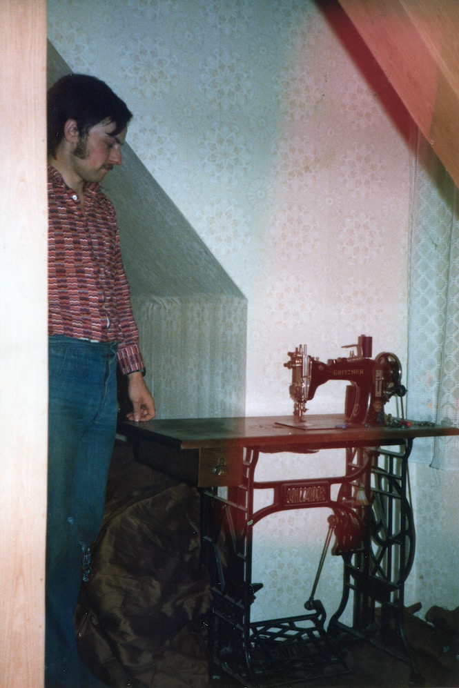 ドイツの老舗ミシンメーカー「GRITZNER」の足踏みミシンで気球を縫い合わせた。皮革製の糸を用いたため、ミシンには負担がかかったという。