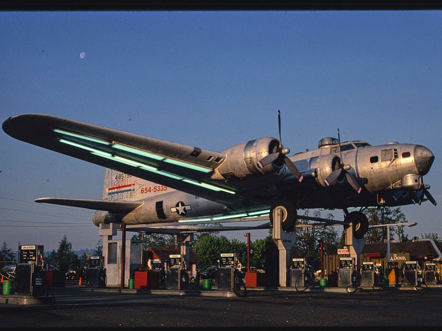 爆撃機のガソリンスタンド。