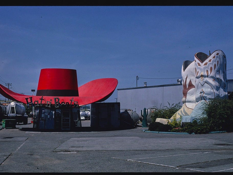 カウボーイ・ハットとウエスタン・ブーツのガソリンスタンド。