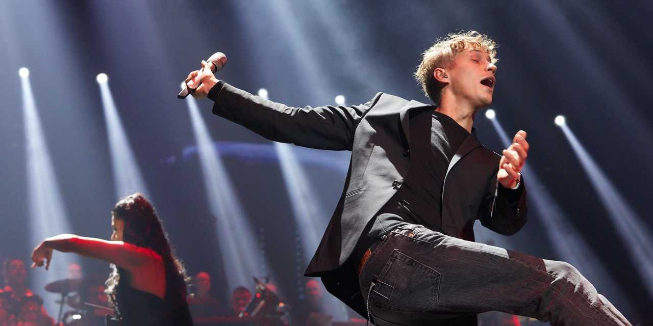 ステージに立つドイツ人歌手のティム・ベンツコ。ドイツ、ハンブルグのバークレイカード・アリーナで。