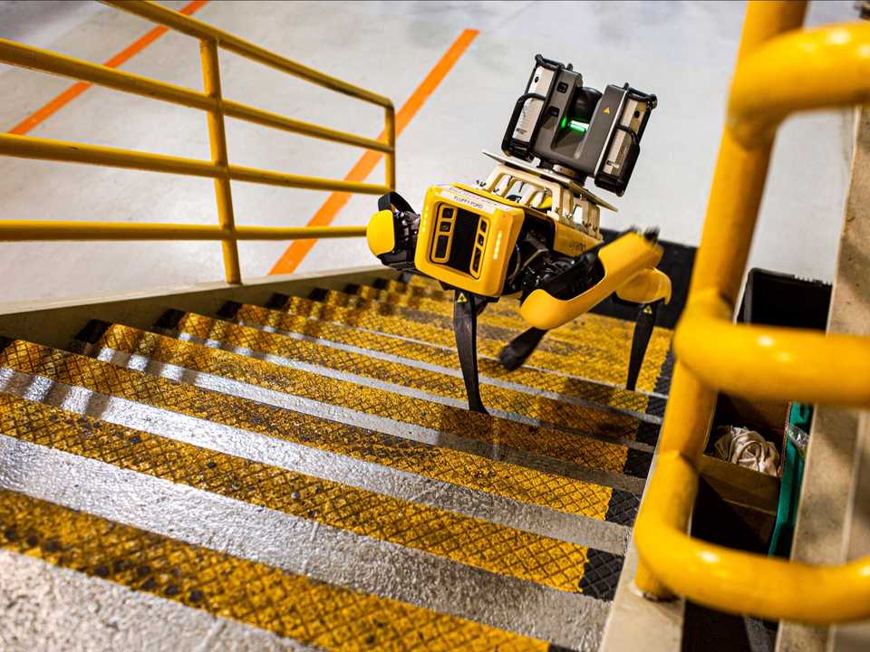 犬型ロボット、8月からフォードに就職