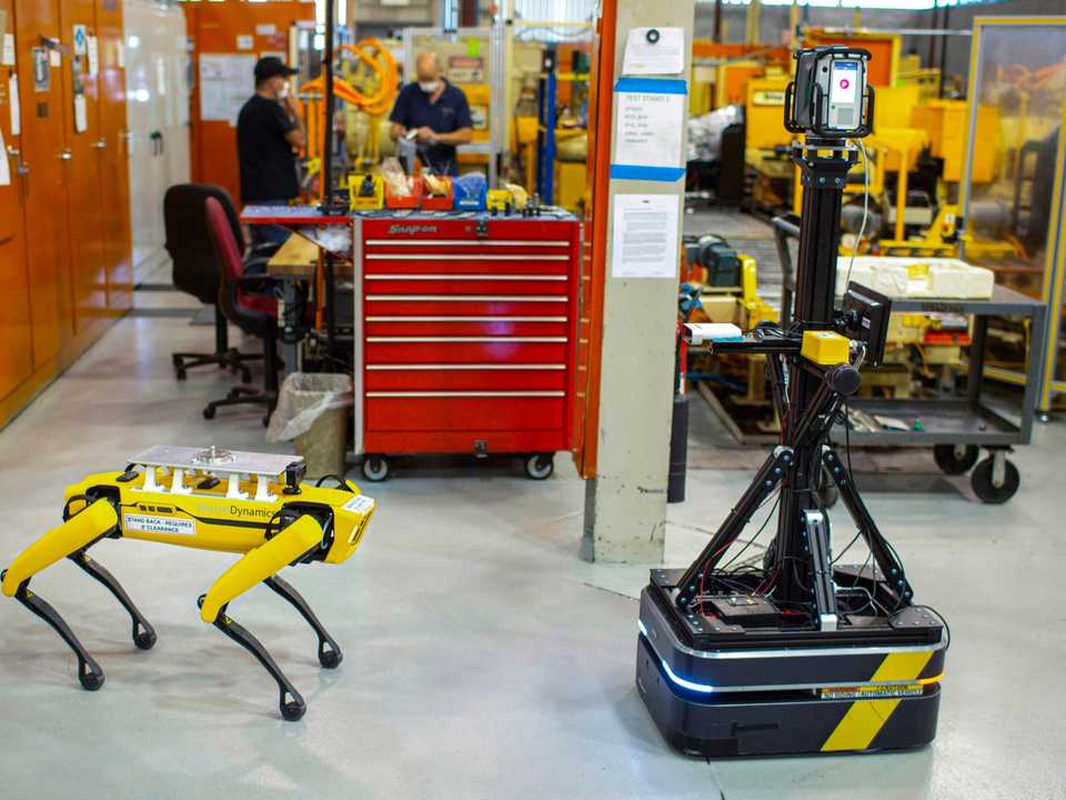 犬型ロボット、8月からフォードに就職