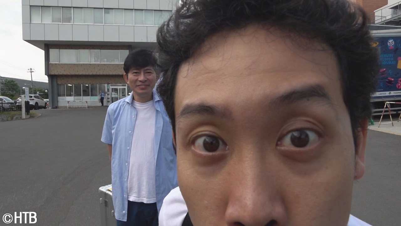 ｢ミスター｣こと鈴井貴之と大泉洋（2018年8月1日早朝、HTB旧社屋裏口にて）