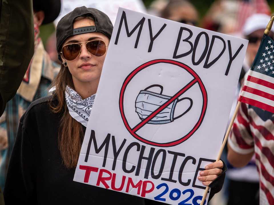 マスク着用に反対する抗議者。