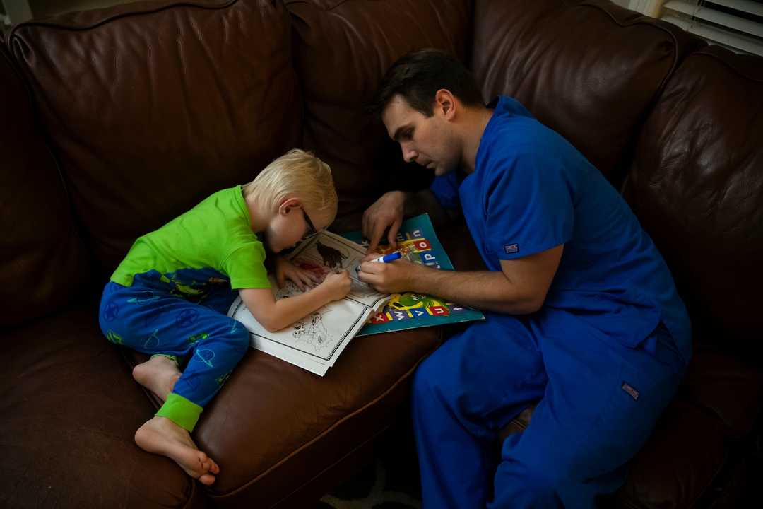 塗り絵をする親子