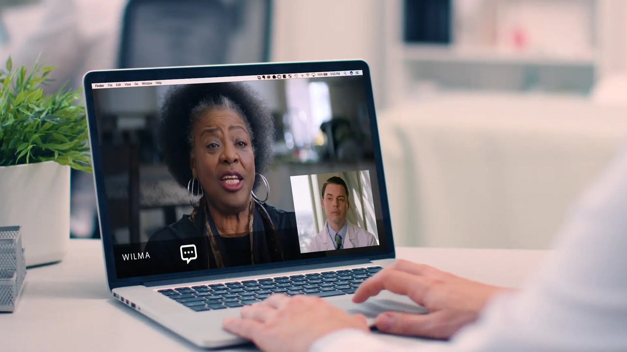 オンライン治療支援ツールVirta Healthを使って診断する医師。