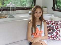 11歳の少女が貯金をはたいてキャンピングカーを購入、自分だけの居心地の良い空間を作った