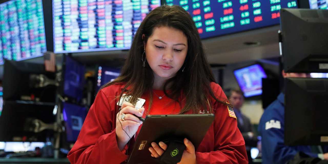 取引開始のベルが鳴り、仕事を始めるトレーダーたち。2020年3月17日、ニューヨーク証券取引所で。