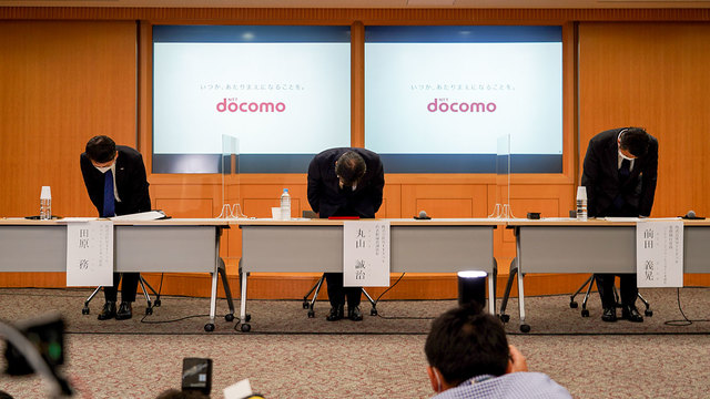歯切れ悪い「ドコモ口座不正」謝罪会見、なぜ銀行側の問題に言及しないのか