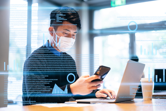 オフィスでマスクをつけて働く男性