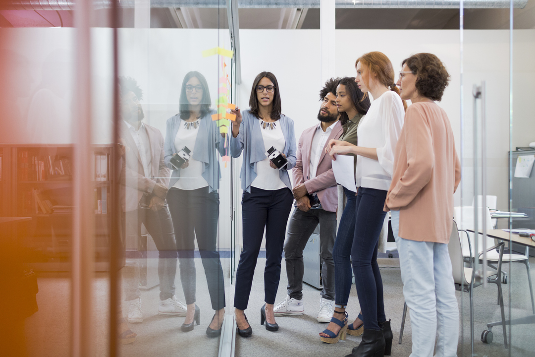 オフィスで議論する人々