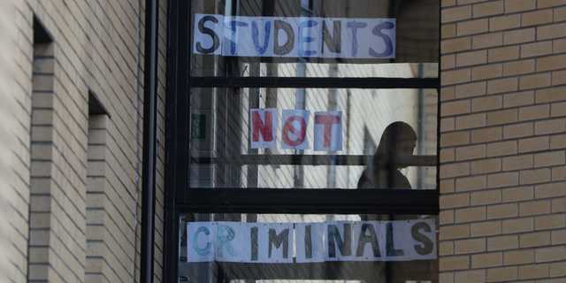 ルールに違反すれば罰金や退学処分も...... 新型コロナの感染拡大で、イギリスでは大学の学生寮の封鎖が相次いでいる