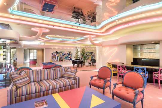 80年代に建てられたポップな色彩の豪邸を見てみよう 当初価格から1000万ドル引きで販売中 Business Insider Japan